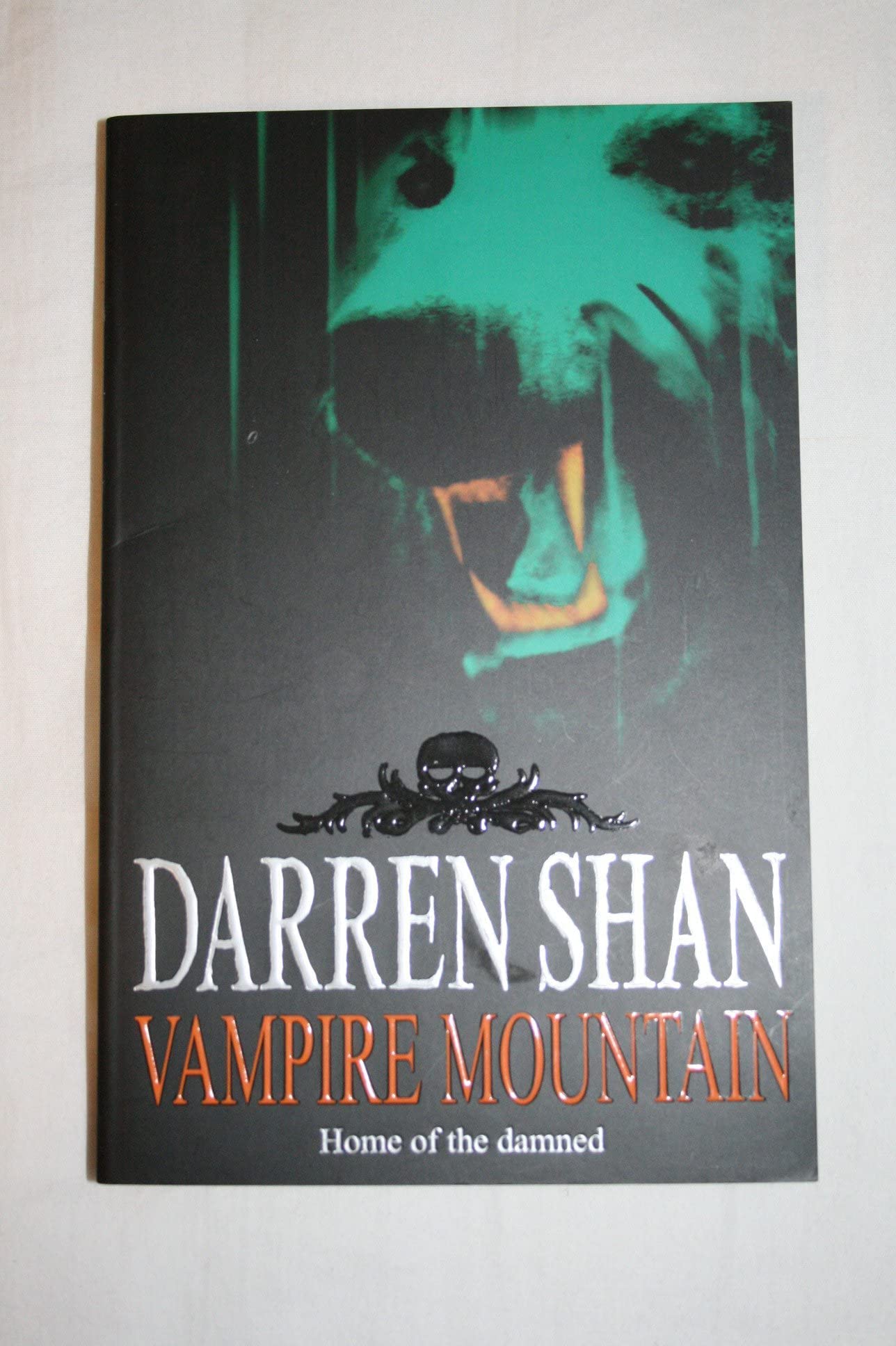 Vampire Mountain: Book 4 (The Saga of Darren Shan) - Retail Maharaj