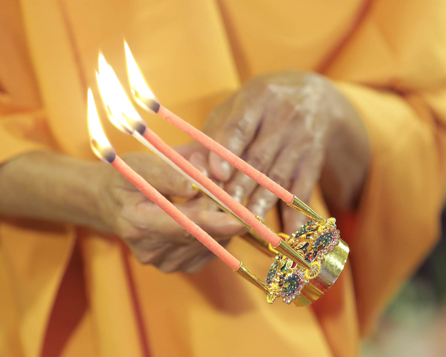 Pooja 5 Diya Aarti Metal Stand – Ornamental Diya for Spiritual Rituals - Retail Maharaj