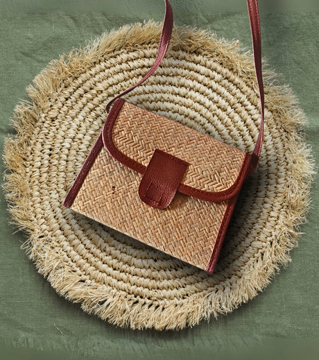 KaanaWeave Dhokra Sling Pouch – Handcrafted Brass ‘Lost-Wax’ Dokra Art Accessory (3 x 6.5 inch) | Tribal Metalwork Fashion Pouch - Retail Maharaj